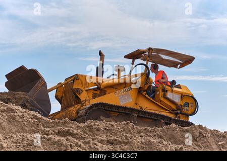 7. September 2024: Aldtsjerk-Niederlande: Mann, der einen alten Fiat-Allis-Kettenlader auf einem Sandberg während einer historischen Erdbewegungsdemonstration fährt Stockfoto