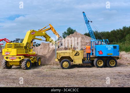 7. September 2024: Aldtsjerk-Niederlande: Klassischer Fuchs 301-Seilkran auf einem alten U.S. Army Truck und Yumbo H60-Bagger bei historischen Erdbewegungsveranstaltungen Stockfoto