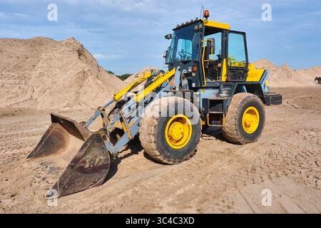 7. September 2024 – Aldtsjerk-Niederlande: Vintage Werklust Radlader aus den 1990er Jahren in einem Sandsteinbruch während einer Baumaschine ausgestellt Stockfoto