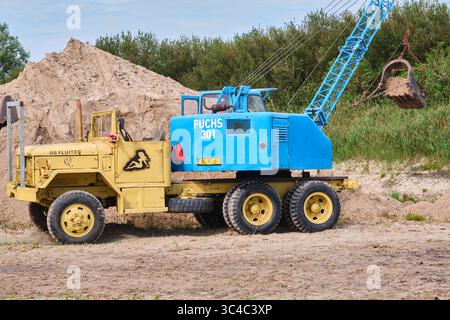 7. September 2024: Aldtsjerk-Niederlande: Klassischer Fuchs 301-Seilkran auf einem alten U.S. Army Truck beim Graben bei historischen Erdbewegungsveranstaltungen mit Sand de Stockfoto