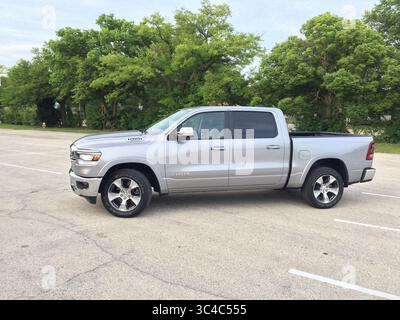 25. Juni 2018 – IL, USA – das neu gestaltete 2019 RAM 1500 Crew Cab 4x4 in Laramie-Verkleidung wird von einem 395 PS starken 5,7-Liter-Hemi V-8-Motor mit Achtganggetriebe angetrieben. Er fährt so leise wie ein SUV, ist wie ein Luxusauto und verfügt dennoch über ein leistungsstarkes Pickup-Fahrzeug. (Bild: © Robert duffer/TNS via ZUMA Wire) Stockfoto
