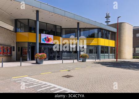 Die moderne Fassade von „de Goudse Schouwburg“, Goudas Theater, verfügt über große Glasfenster, eine digitale Anzeige und lebendige Blumentöpfe. Gouda, Nether Stockfoto