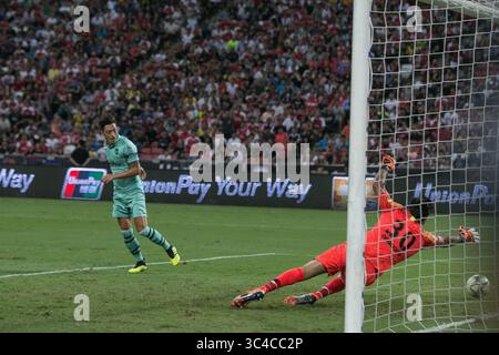 28. Juli 2018: Singapur: MESUT OZIL von Arsenal trifft beim Internationalen Champions-Cup-Spiel zwischen Arsenal und Paris Saint Germain im Nationalstadion. (Bild: © Danial Hakim Via ZUMA Wire) Stockfoto