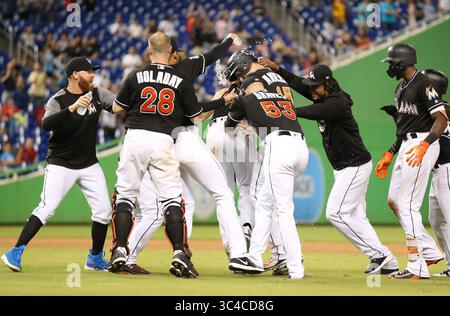 28. Juli 2018 - Miami, FL, USA - die Miami Marlins feiern auf dem Feld, nachdem Magneuris Sierra (34) am Samstag, 28. Juli 2018 im 10. Inning gegen die Washington Nationals im Marlins Park in Miami den Siegerlauf auf einer Single von J.T. Realmuto (11) erzielt hat. Die Marlins siegten mit 2:1 in 10 Innings. (Bild: © Al Diaz/TNS via ZUMA Wire) Stockfoto