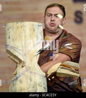 27. Juli 2018: Milwaukee, Wisconsin, USA – MATT SLINGERLAND aus Rockwell, NC, der in der Meisterschaft auf Platz drei landete, gewinnt einen seiner letzten Schläge im Standing Block Chop. Milwaukees German fest war Gastgeber der diesjährigen STIHL TIMBERSPORTS U.S. Championships. (Kreditbild: © Rob Dicker via ZUMA Wire) Stockfoto