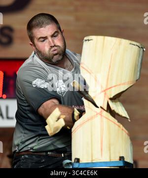 27. Juli 2018 – Milwaukee, Wisconsin, USA – ADAM LASALLE aus Cook, MN, schneidet bei der Veranstaltung Standing Block Chop durch einen 14-Zoll-Baumstamm. Milwaukees German fest war Gastgeber der diesjährigen STIHL TIMBERSPORTS U.S. Championships. (Kreditbild: © Rob Dicker via ZUMA Wire) Stockfoto