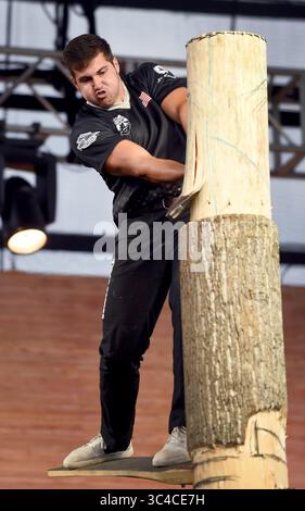 27. Juli 2018 – Milwaukee, Wisconsin, USA – TREVOR BEAUDRY aus Walpole, NH, beginnt mit seiner Axt auf einem schmalen Sprungbrett mit einem Durchmesser von 11 cm zu hacken. Milwaukees German fest war Gastgeber der diesjährigen STIHL TIMBERSPORTS U.S. Championships. (Kreditbild: © Rob Dicker via ZUMA Wire) Stockfoto
