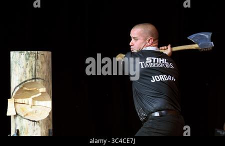 27. Juli 2018 – Milwaukee, Wisconsin, USA – RICHARD JORDAN aus Sterling, CT, endet mit seiner Axt, bevor er beim Standing Block Chop-Event einen großen Schwung nimmt. Milwaukees German fest war Gastgeber der diesjährigen STIHL TIMBERSPORTS U.S. Championships. (Kreditbild: © Rob Dicker via ZUMA Wire) Stockfoto
