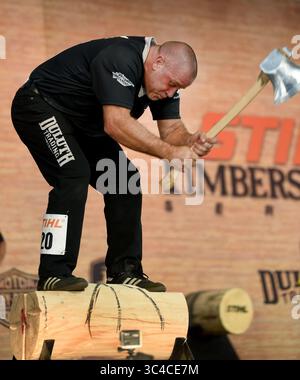 27. Juli 2018 – Milwaukee, Wisconsin, USA – während RICHARD JORDAN aus Sterling, CT, auf seinem 12-Zoll-Baumstamm steht, macht er seinen dritten Schwung an der Vorderseite des Baumstamms beim Underhand Chop Event. Milwaukees German fest war Gastgeber der diesjährigen STIHL TIMBERSPORTS U.S. Championships. (Kreditbild: © Rob Dicker via ZUMA Wire) Stockfoto