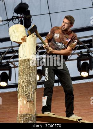 27. Juli 2018 – Milwaukee, Wisconsin, USA – TIMBERSTPORTS-Eintrag BEN KNICELEY aus Shelby, NC, macht seinen letzten Schlag auf seinem Baumstamm hoch oben auf dem Springboard und lässt den 11-Zoll-Holzstamm fallen. Milwaukees German fest war Gastgeber der diesjährigen STIHL TIMBERSPORTS U.S. Championships. (Kreditbild: © Rob Dicker via ZUMA Wire) Stockfoto
