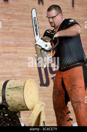27. Juli 2018 – Milwaukee, Wisconsin, USA – TYLER WHITE aus Swampscott, MA, macht seine beiden Schnitte mit einer Standard-Kettensäge durch einen 16-Zoll-Holzstamm. Milwaukees German fest war Gastgeber der diesjährigen STIHL TIMBERSPORTS U.S. Championships. (Kreditbild: © Rob Dicker via ZUMA Wire) Stockfoto