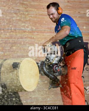 27. Juli 2018 – Milwaukee, Wisconsin, USA – WALT PAGE (rechts) aus Tollhouse, KALIFORNIEN, macht einen seiner drei Schnitte durch ein Holz mit 19-Zoll-Durchmesser. Milwaukees German fest war Gastgeber der diesjährigen STIHL TIMBERSPORTS U.S. Championships. (Kreditbild: © Rob Dicker via ZUMA Wire) Stockfoto