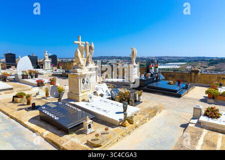 Gräber auf dem Xaghra Friedhof mit Blick auf die Insel Xaghra, Gozo, Malta Stockfoto