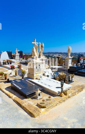 Gräber auf dem Xaghra Friedhof mit Blick auf die Insel Xaghra, Gozo, Malta Stockfoto