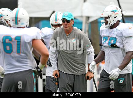 29. Juli 2018 - FL, USA - Miami Dolphins Offensive Line Coach Jeremiah Washburn auf Krücken, nachdem er getroffen wurde kaufte am Sonntag, den 29. Juli 2018 einen Truck in der Miami Dolphins-Anlage in DAVIE, Florida. (Bild: © Charles Trainor Jr/TNS via ZUMA Wire) Stockfoto