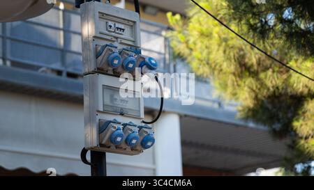 Stromverteilerkasten für den Außenbereich mit blauen Steckdosen Stockfoto