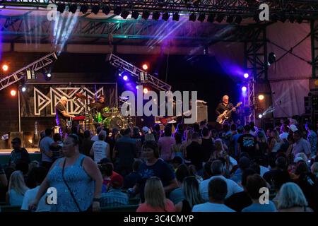 25. Juli 2018 – Edmonton, Alberta, Kanada – alle Bandmitglieder sahen auf der Bühne auf. Die kanadischen Rock Icons Prism stürmten auf die K-Days North Bühne. Die Band gibt es seit 41 Jahren, wobei in jedem Jahrzehnt 15 Alben veröffentlicht wurden. Die Band produzierte über 15 Top-100-Hits in Kanada und den USA. (Credit Image: © Ron Palmer/SOPA Images via ZUMA Wire) Stockfoto