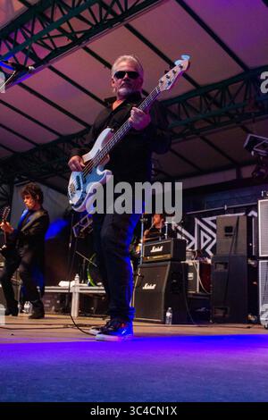 25. Juli 2018: Edmonton, Alberta, Kanada: Tad C Goddard hat die Bühne der kanadischen Rock-Icons Prism vor einer Menge Zuschauern erreicht. Die Band gibt es seit 41 Jahren, wobei in jedem Jahrzehnt 15 Alben veröffentlicht wurden. Die Band produzierte über 15 Top-100-Hits in Kanada und den USA. (Credit Image: © Ron Palmer/SOPA Images via ZUMA Wire) Stockfoto