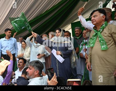 Sriangar, Indien. Juli 2025. SRINAGAR, INDIEN - 28. JULI: Der Präsident der Demokratischen Volkspartei (PDP) Mehbooba Mufti während einer öffentlichen Kundgebung am 26. Gründungstag der Partei am 28. Juli 2025 in Srinagar, Indien. (Foto: Waseem Andrabi/Hindustan Times/SIPA USA) Credit: SIPA USA/Alamy Live News Stockfoto