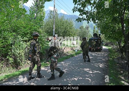 Srinagar, Indien. Juli 2025. SRINAGAR, INDIEN - 28. JULI: Sicherheitskräfte in der Nähe des Treffpunkts im Lidwas-Gebiet in der Nähe des Dachigam-Nationalparks am 28. Juli 2025 am Stadtrand von Srinagar, Indien. Das Chinar-Korps der Armee schrieb in einem Beitrag auf X, dass drei Terroristen unter der Operation Mahadev im Lidwas-Waldgebiet von Harwan in der Umgebung von Srinagar neutralisiert wurden. (Foto: Waseem Andrabi/Hindustan Times/SIPA USA) Credit: SIPA USA/Alamy Live News Stockfoto