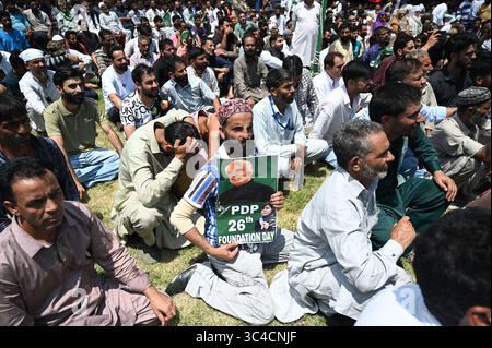 Sriangar, Indien. Juli 2025. SRINAGAR, INDIEN - 28. JULI: Anhänger der Demokratischen Volkspartei (PDP) nehmen am 26. Gründungstag der Partei am 28. Juli 2025 in Srinagar, Indien, Teil. (Foto: Waseem Andrabi/Hindustan Times/SIPA USA) Credit: SIPA USA/Alamy Live News Stockfoto