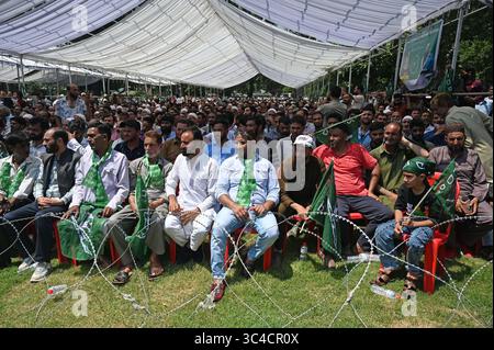 Sriangar, Indien. Juli 2025. SRINAGAR, INDIEN - 28. JULI: Anhänger der Demokratischen Volkspartei (PDP) nehmen am 26. Gründungstag der Partei am 28. Juli 2025 in Srinagar, Indien, Teil. (Foto: Waseem Andrabi/Hindustan Times/SIPA USA) Credit: SIPA USA/Alamy Live News Stockfoto