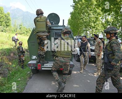 Srinagar, Indien. Juli 2025. SRINAGAR, INDIEN - 28. JULI: Sicherheitskräfte in der Nähe des Treffpunkts im Lidwas-Gebiet in der Nähe des Dachigam-Nationalparks am 28. Juli 2025 am Stadtrand von Srinagar, Indien. Das Chinar-Korps der Armee schrieb in einem Beitrag auf X, dass drei Terroristen unter der Operation Mahadev im Lidwas-Waldgebiet von Harwan in der Umgebung von Srinagar neutralisiert wurden. (Foto: Waseem Andrabi/Hindustan Times/SIPA USA) Credit: SIPA USA/Alamy Live News Stockfoto