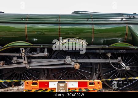 Das Typenschild und die Antriebsräder des Flying Scotsman an der Severn Valley Railway in Bridgnorth als Leihgabe des National Railway Museum Stockfoto