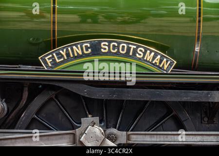 Nahaufnahme des Namensschilds des Flying Scotsman an der Severn Valley Railway in Bridgnorth als Leihgabe des National Railway Museum Stockfoto
