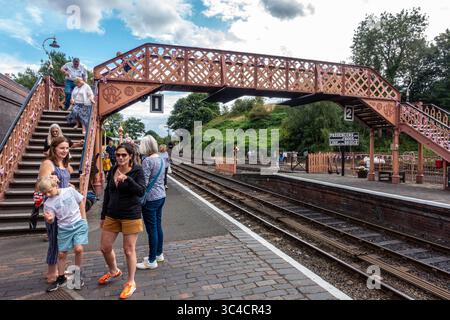 Eine Fußgängerbrücke überspannt die Gleise und verbindet die beiden Bahnsteige der Severn Valley Railway in Bridgnorth, Shropshire, Großbritannien Stockfoto