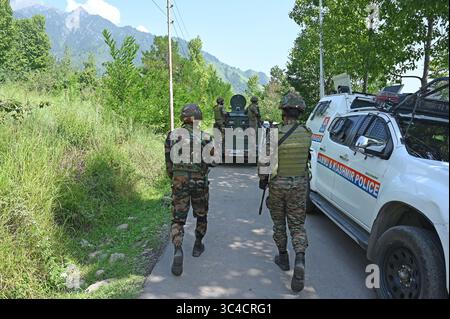 Srinagar, Indien. Juli 2025. SRINAGAR, INDIEN - 28. JULI: Sicherheitskräfte in der Nähe des Treffpunkts im Lidwas-Gebiet in der Nähe des Dachigam-Nationalparks am 28. Juli 2025 am Stadtrand von Srinagar, Indien. Das Chinar-Korps der Armee schrieb in einem Beitrag auf X, dass drei Terroristen unter der Operation Mahadev im Lidwas-Waldgebiet von Harwan in der Umgebung von Srinagar neutralisiert wurden. (Foto: Waseem Andrabi/Hindustan Times/SIPA USA) Credit: SIPA USA/Alamy Live News Stockfoto