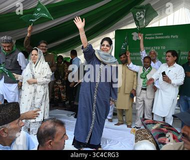 Sriangar, Indien. Juli 2025. SRINAGAR, INDIEN - 28. JULI: Der Präsident der Demokratischen Volkspartei (PDP) Mehbooba Mufti während einer öffentlichen Kundgebung am 26. Gründungstag der Partei am 28. Juli 2025 in Srinagar, Indien. (Foto: Waseem Andrabi/Hindustan Times/SIPA USA) Credit: SIPA USA/Alamy Live News Stockfoto