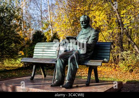 Klin, Region Moskau, Russland - 19. Oktober 2024: Denkmal für Pjotr Iljitsch Tschaikowski im Park nahe dem Haus des Komponisten Stockfoto