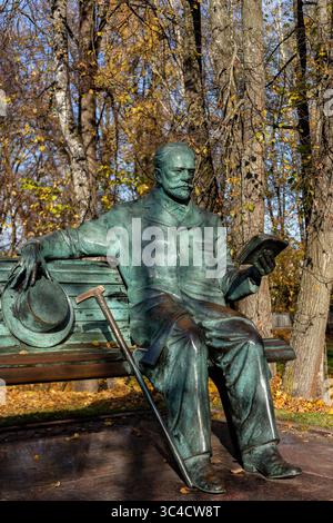 Klin, Moskauer Region, Russland - 19. Oktober 2024: Skulptur von Pjotr Iljitsch Tschaikowski im Park nahe dem Haus des Komponisten Stockfoto