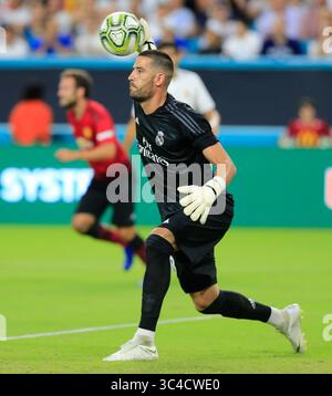 31. Juli 2018: Miami Gardens, Florida, USA – der Torhüter Francisco Casilla (13) wirft am Dienstag, den 31. Juli 2018, im Hard Rock Stadium in Miami Gardens, Florida, den Ball gegen Manchester United. Manchester United gewann mit 2:1. (Bild: © Al Diaz/TNS via ZUMA Wire) Stockfoto