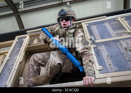 13. Juni 2018 - Moody Air Force Base, Georgia, USA - während des Joint Civilian Orientation Courses 88, 13. Juni 2018, auf Moody Air Force Base, Ga, springt ein Luftmann der 820th Base Defense Group aus einem minenbeständigen, überfallgeschützten Fahrzeug-Überrollsimulator. (Kreditbild: © U.S. Air Force via ZUMA Wire/ZUMAPRESS.com) Stockfoto