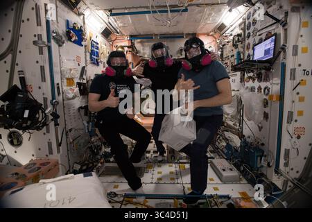 2. August 2018: NASA-Astronaut RICHARD ARNOLD, Roscosmos-Kosmonaut SERGEY PROKOPYEV und ESA-Astronaut ALEXANDER GERST zeigen, wie die Besatzung der Raumstation für Notfälle trainiert und am 2. August 2018 auf Alexanders Social-Media-Kanälen veröffentlicht wurde. Alexander sagte: „Was wie die Vorbereitung auf einen Banküberfall aussieht, ist eigentlich das Training für Notfälle wie Feuer oder eine toxische Atmosphäre. Auf einer Raumstation zu leben, erfordert Wachsamkeit zu jeder Zeit." (Kreditbild: © A.Gerst/ESA/NASA via ZUMA Wire/ZUMAPRESS.com) Stockfoto