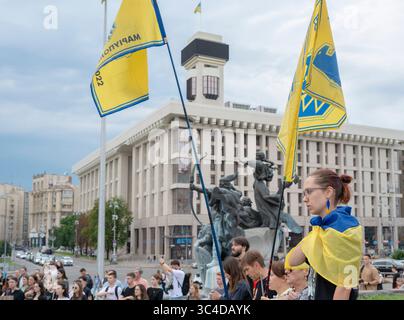 Kiew, Ukraine - 28. Juli 2025: Ukrainische Patrioten schwenken Fahnen und ehren die Opfer des Massakers im Gefängnis Olenivka während einer Kiewer Demonstration. In der Nacht vom 28. Auf den 29. Juli 2022 beschossen die Russen die Gefängniskolonie Wolnovakha in der Nähe des besetzten Oleniwka. Mindestens 53 ukrainische Gefangene aus Asovstal wurden bei dem Terroranschlag getötet und mehr als 130 verletzt. Quelle: ARTEM HVOZDKOV/Alamy Live News Stockfoto