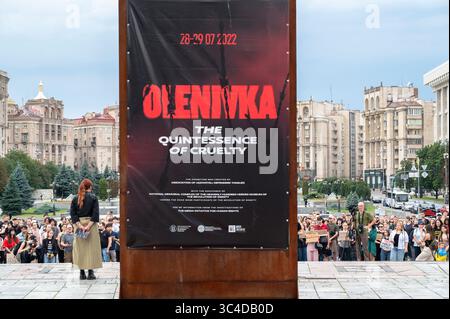 Kiew, Ukraine - 28. Juli 2025: Eine große Gruppe von Menschen steht drei Jahre nach dem russischen Terroranschlag vor einem Gedenkbanner für das Massaker im Gefängnis Oleniwka in Kiew, Ukraine. In der Nacht vom 28. Auf den 29. Juli 2022 beschossen die Russen die Gefängniskolonie Wolnovakha in der Nähe des besetzten Oleniwka. Mindestens 53 ukrainische Gefangene aus Asovstal wurden bei dem Terroranschlag getötet und mehr als 130 verletzt. Quelle: ARTEM HVOZDKOV/Alamy Live News Stockfoto