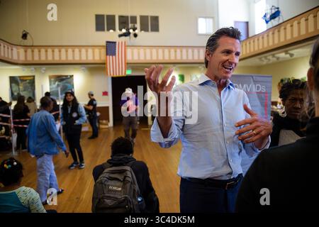 11. Juli 2018 - San Francisco, Kalifornien, USA - Lt. Gouverneur Gavin Newsom führt am Mittwoch, den 11. Juli 2018 in San Francisco durch das Projekt Obdachlose Connect und sieht das mobile DMV an, mit dem Obdachlose ihre Ausweise erhalten können. (Bild: © Paul Kitagaki Jr/Sacramento Bee Via ZUMA Wire) Stockfoto