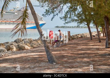 Key West, Florida, USA. Juli 2025. Bootstouren nach Key West, Carnival Cruise Line Schiff, Anlegen an der Fisherman Wharf (auch bekannt als Mallory Pier) Stockfoto