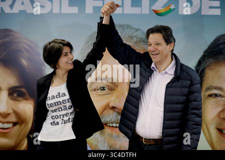 7. August 2018 - Sao Paulo, Sao Paulo, Brasilien - Sao Paulo, Sao Paulo, Brasilien - Aug, 2018 - FERNANDO HADDAD (rechts), stellvertretender Kandidat auf dem Teller des ehemaligen Präsidenten Lula während einer Pressekonferenz neben dem Abgeordneten MANOELA D'Ã VILA, der seinen Platz einnehmen wird, falls das brasilianische Wahlgericht Lula die Teilnahme an der Oktoberwahl gestattet. Der ehemalige Präsident, der in curitiba wegen Geldwäsche und passiver Korruption zu 12 Jahren und 1 Monat Gefängnis verurteilt wird, kann in der These nicht bei den Wahlen kandidieren, indem er sich an das Gesetz des sauberen Buches hält. (Kreditbild: © Marcelo Stockfoto