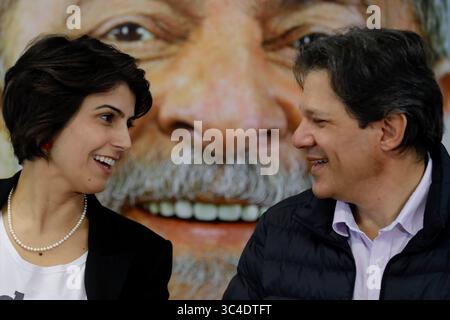 7. August 2018 - Sao Paulo, Sao Paulo, Brasilien - Sao Paulo, Sao Paulo, Brasilien - Aug, 2018 - FERNANDO HADDAD (rechts), stellvertretender Kandidat auf dem Teller des ehemaligen Präsidenten Lula während einer Pressekonferenz neben dem Abgeordneten MANOELA D'Ã VILA, der seinen Platz einnehmen wird, falls das brasilianische Wahlgericht Lula die Teilnahme an der Oktoberwahl gestattet. Der ehemalige Präsident, der in curitiba wegen Geldwäsche und passiver Korruption zu 12 Jahren und 1 Monat Gefängnis verurteilt wird, kann in der These nicht bei den Wahlen kandidieren, indem er sich an das Gesetz des sauberen Buches hält. (Kreditbild: © Marcelo Stockfoto