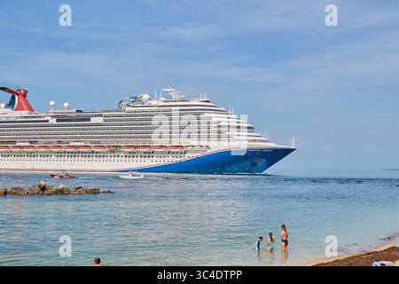 Key West, Florida, USA. Juli 2025. Bootstouren nach Key West, Carnival Cruise Line Schiff, Anlegen an der Fisherman Wharf (auch bekannt als Mallory Pier) Stockfoto