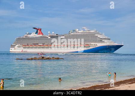 Key West, Florida, USA. Juli 2025. Bootstouren nach Key West, Carnival Cruise Line Schiff, Anlegen an der Fisherman Wharf (auch bekannt als Mallory Pier) Stockfoto