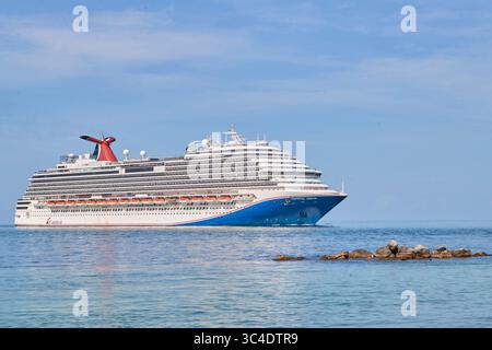 Key West, Florida, USA. Juli 2025. Bootstouren nach Key West, Carnival Cruise Line Schiff, Anlegen an der Fisherman Wharf (auch bekannt als Mallory Pier) Stockfoto