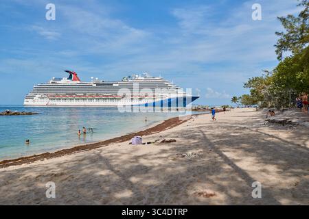 Key West, Florida, USA. Juli 2025. Bootstouren nach Key West, Carnival Cruise Line Schiff, Anlegen an der Fisherman Wharf (auch bekannt als Mallory Pier) Stockfoto