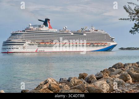 Key West, Florida, USA. Juli 2025. Bootstouren nach Key West, Carnival Cruise Line Schiff, Anlegen an der Fisherman Wharf (auch bekannt als Mallory Pier) Stockfoto