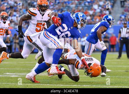 9. August 2018: Saquon Barkley (26) von den New York Giants trägt den Ball und die steifen Arme Denzel Ward (21) der Cleveland Browns während eines Vorsaisonspiels im MetLife Stadium in East Rutherford, New Jersey. Gregory Vasil/Cal Sport Media (Kreditbild: &Copy; Gregory Vasil/CSM via ZUMA Wire) Stockfoto