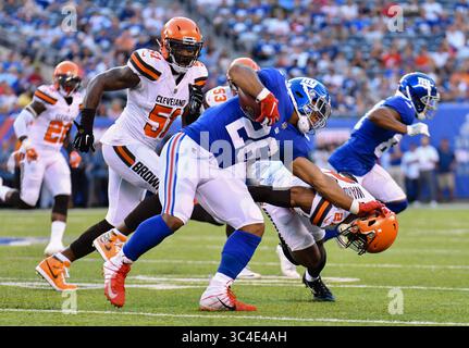 9. August 2018: Saquon Barkley (26) von den New York Giants trägt den Ball und die steifen Arme Denzel Ward (21) der Cleveland Browns während eines Vorsaisonspiels im MetLife Stadium in East Rutherford, New Jersey. Gregory Vasil/Cal Sport Media (Kreditbild: &Copy; Gregory Vasil/CSM via ZUMA Wire) Stockfoto